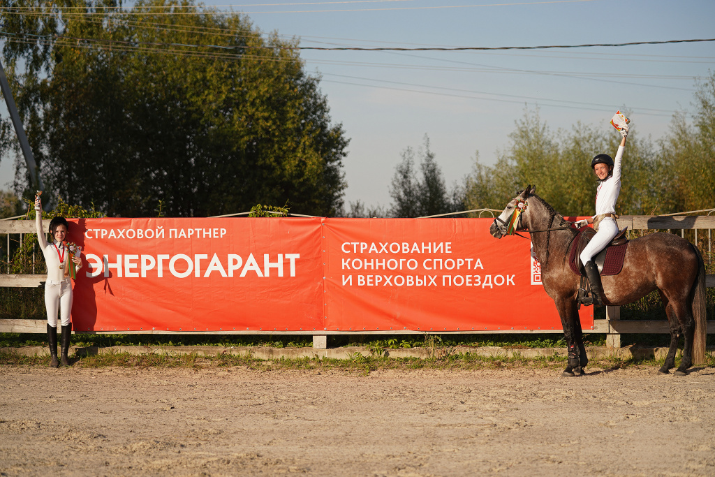 Участники соревнований по конкуру верхом на лошадях